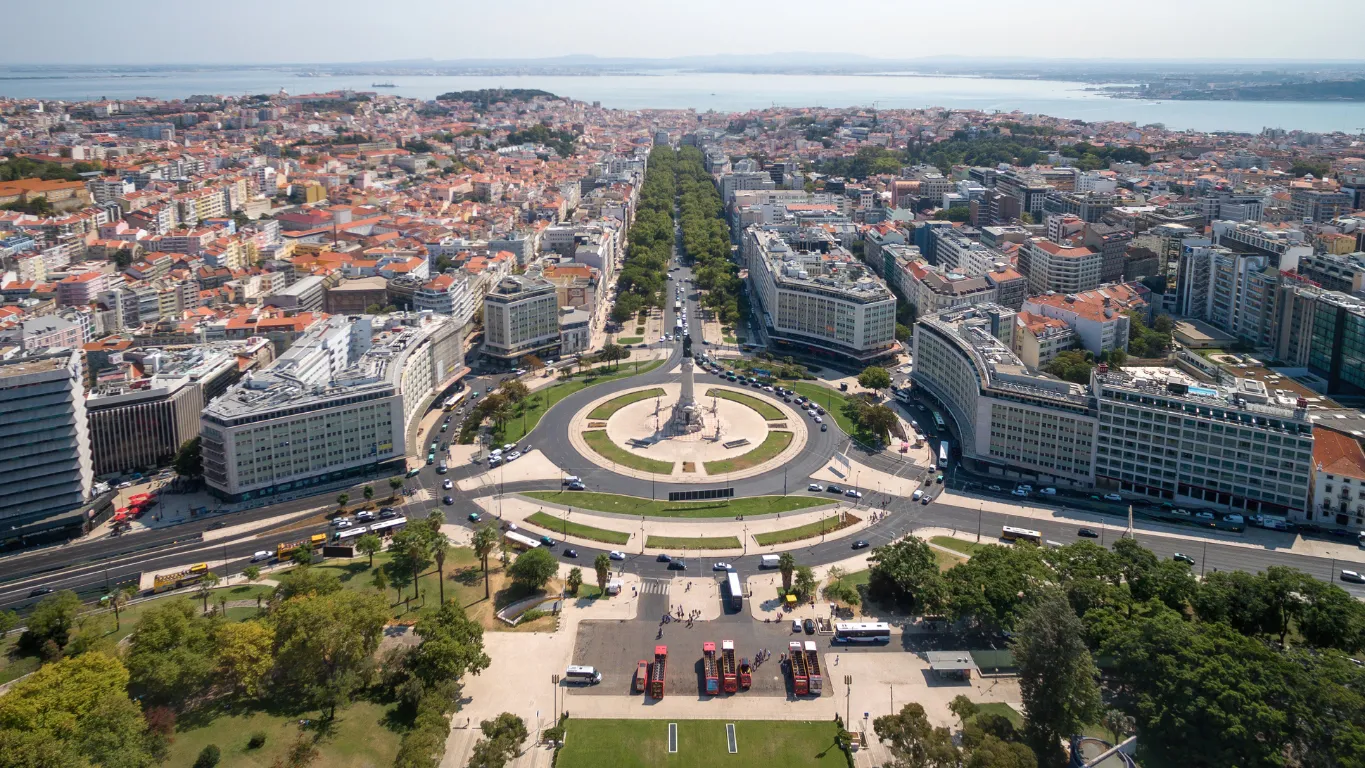 Avenida da Liberdade em Lisboa, com lojas de grife.