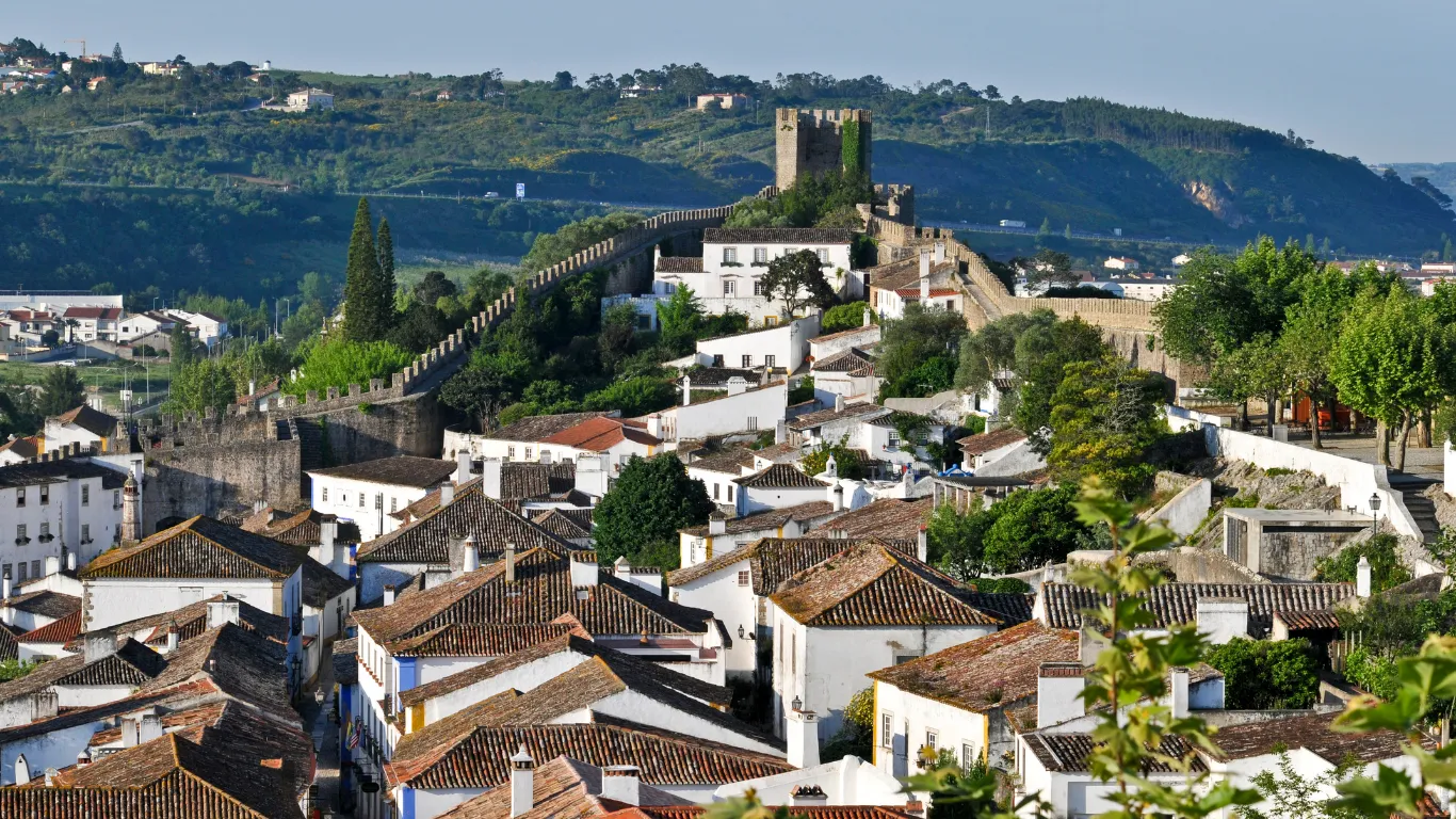 Vila medieval de Óbidos, ruas de pedra e casas brancas.