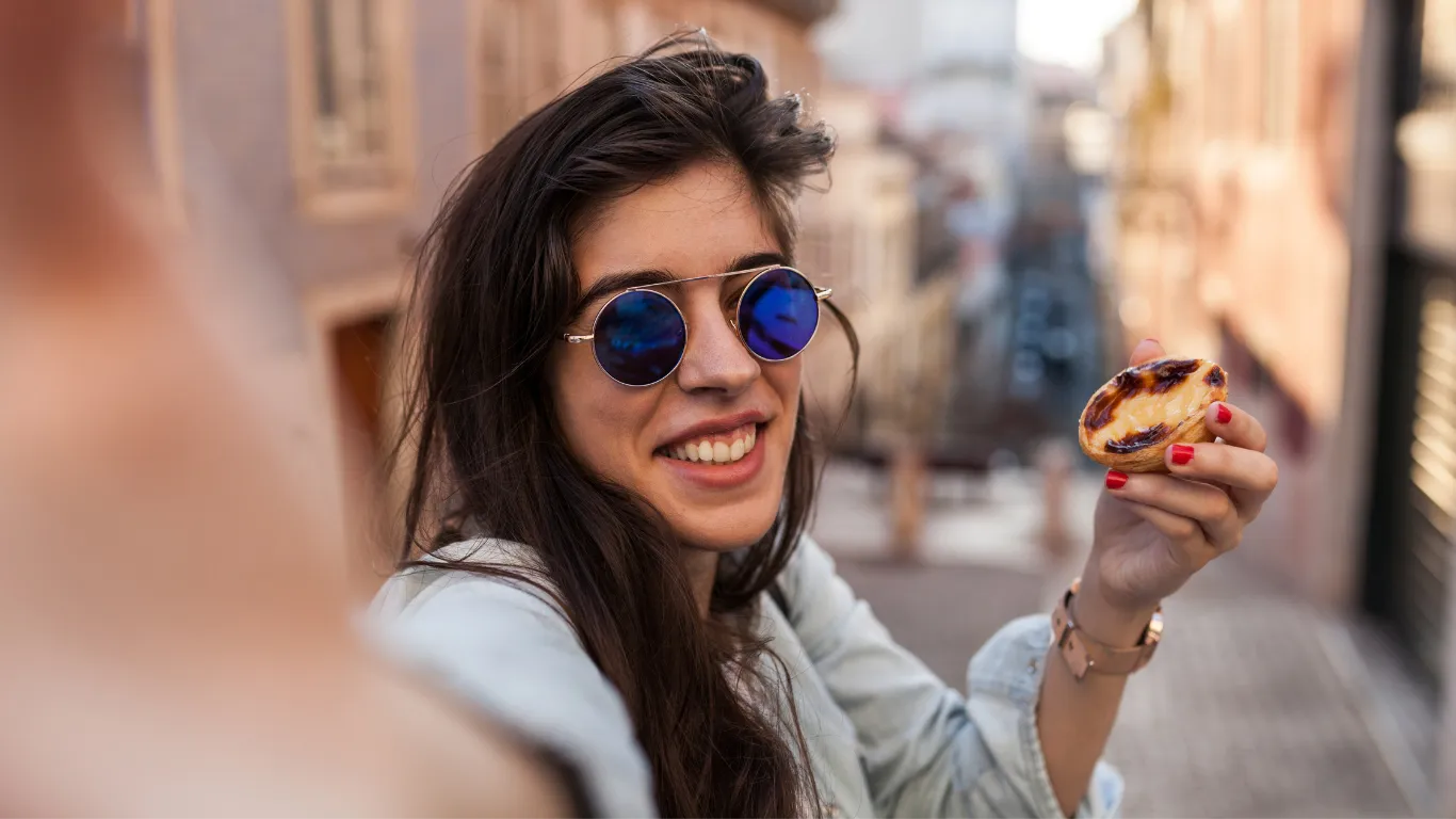 turista experimentando o pastel de nata em um passeio de 5 dias em lisboa