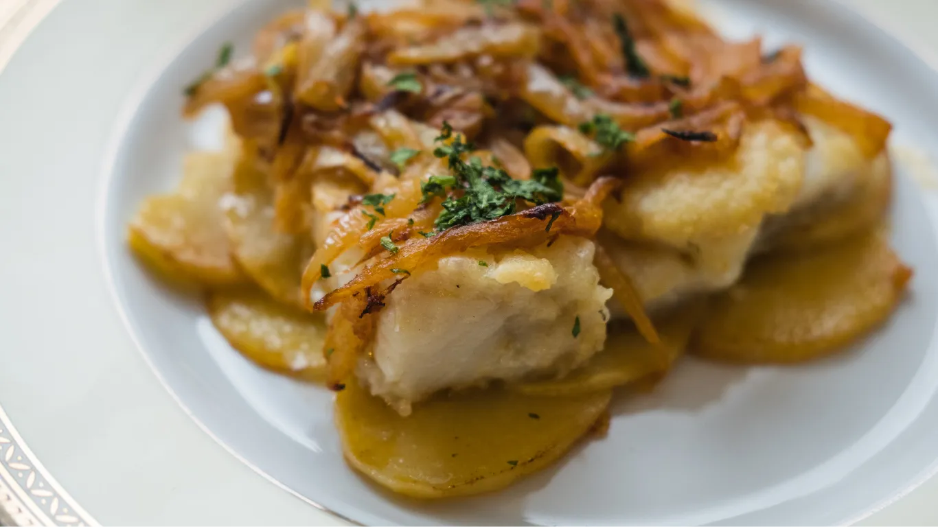 Prato de Bacalhau à Brás, com azeite, batatas e salsa.