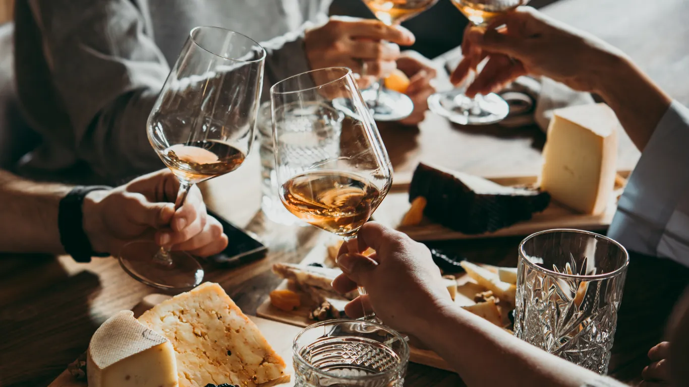 Taças de vinho português e queijos em uma degustação.