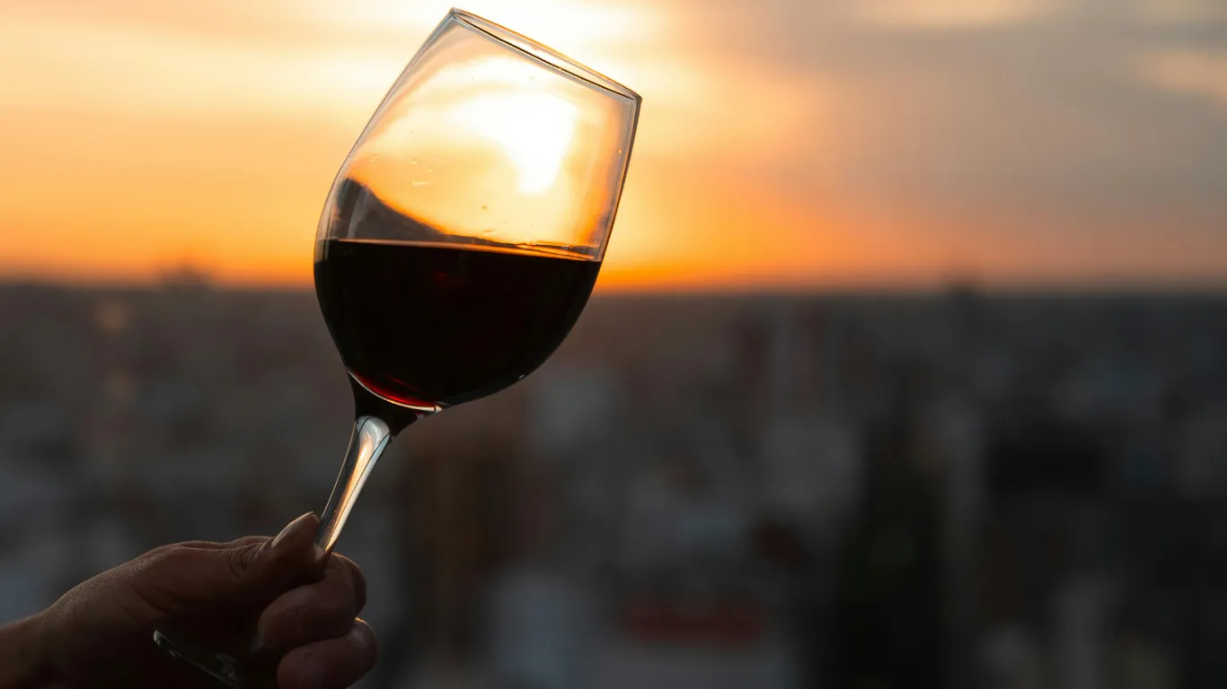taça de vinho portugues em uma experiência de degustação feito em um passeio de 5 dias em lisboa