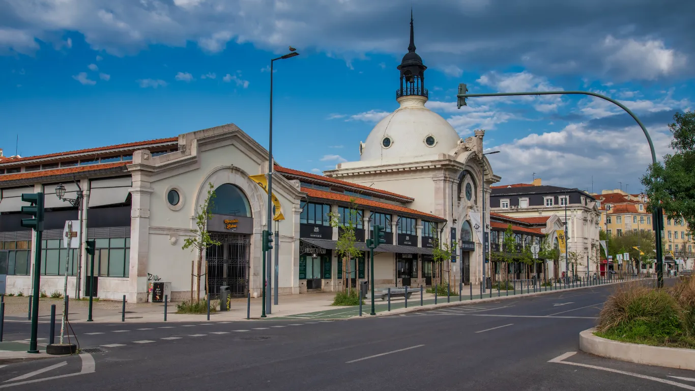 Vista externa do mercado da ribeira em um passeio de 5 dias em lisboa