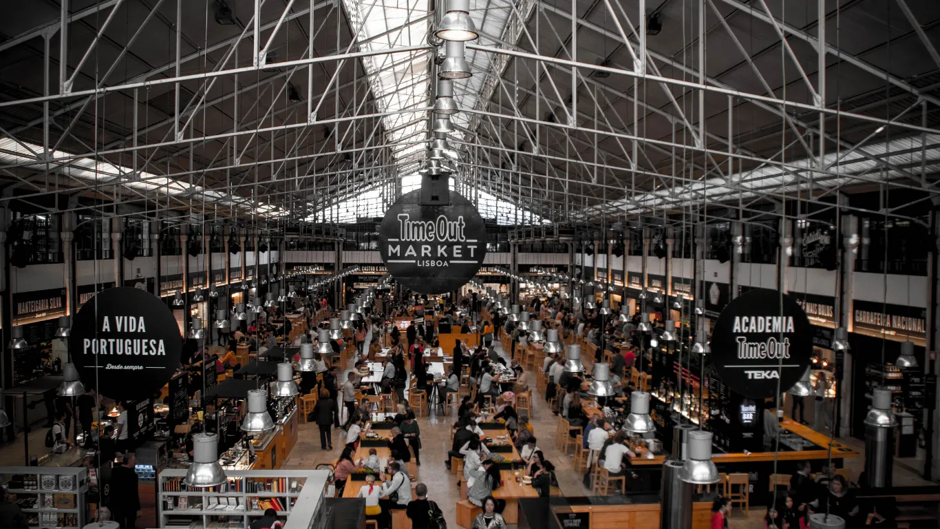 vista do interior do mercado da ribeira em lisboa, portugal