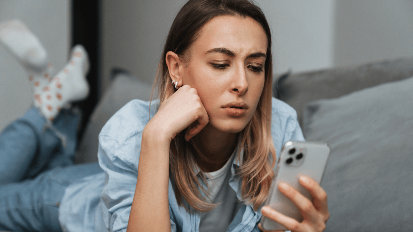 Pessoa olhando um mapa confusa no celular, simbolizando dificuldades de logística.