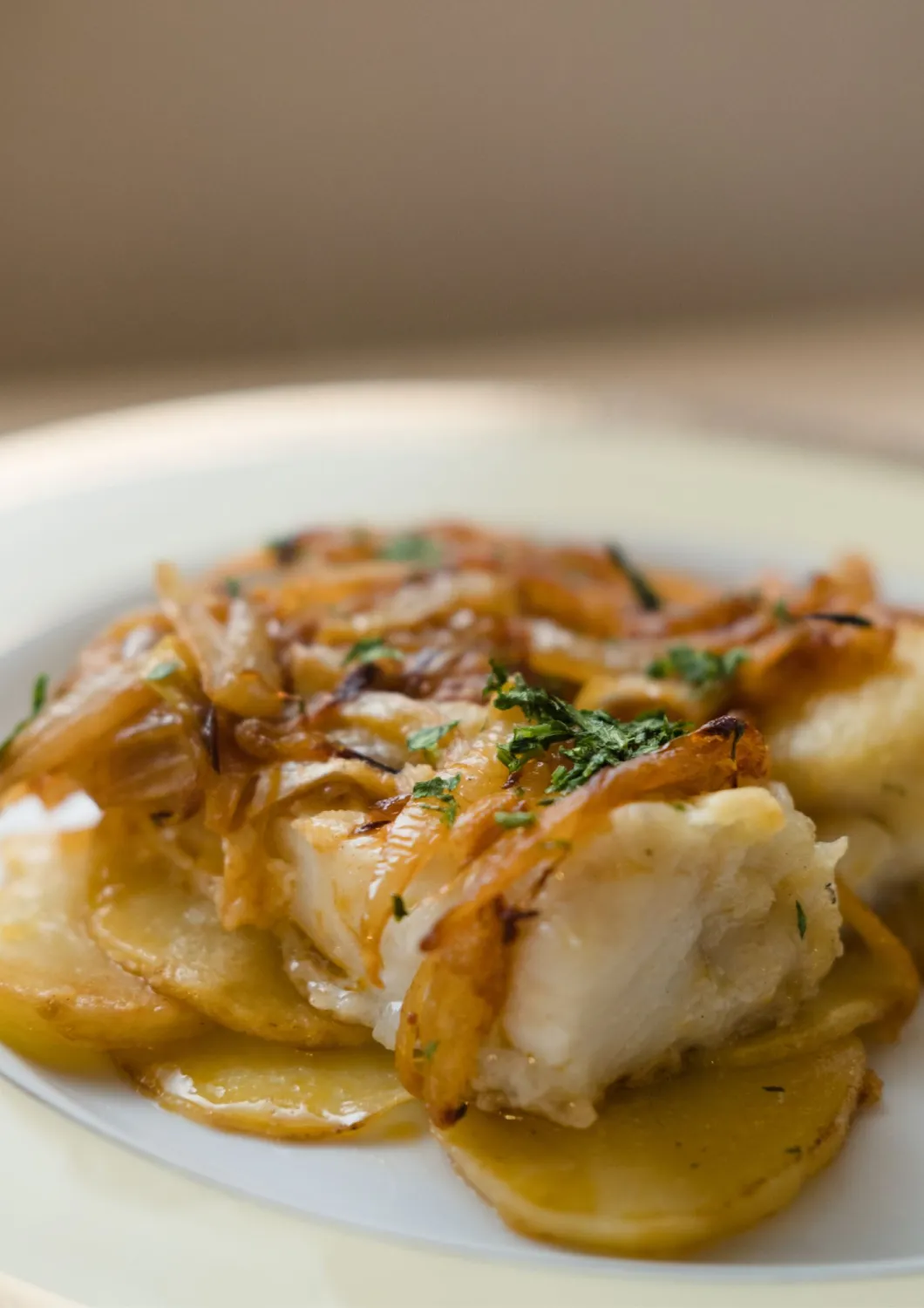 imagem mostra o prato mais famoso de Portugal que é o bacalhau à Brás e um dos pratos mais procurados por visitantes que buscam uma experiência gastronômica