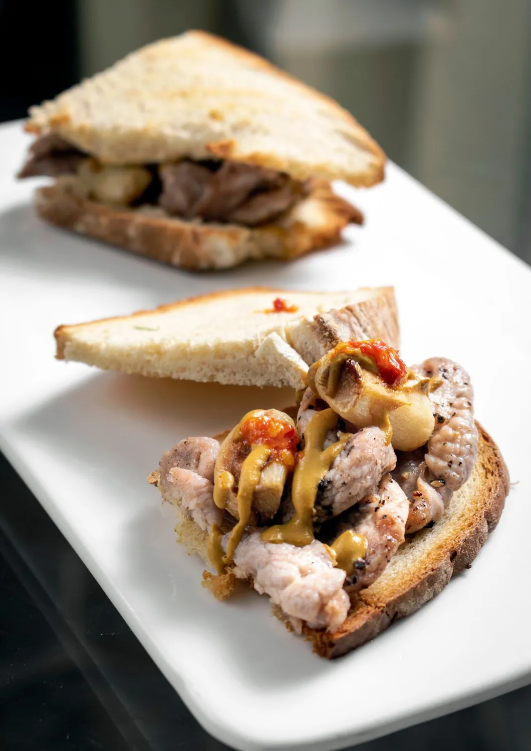 imagem mostra a famosa bifana portuguesa