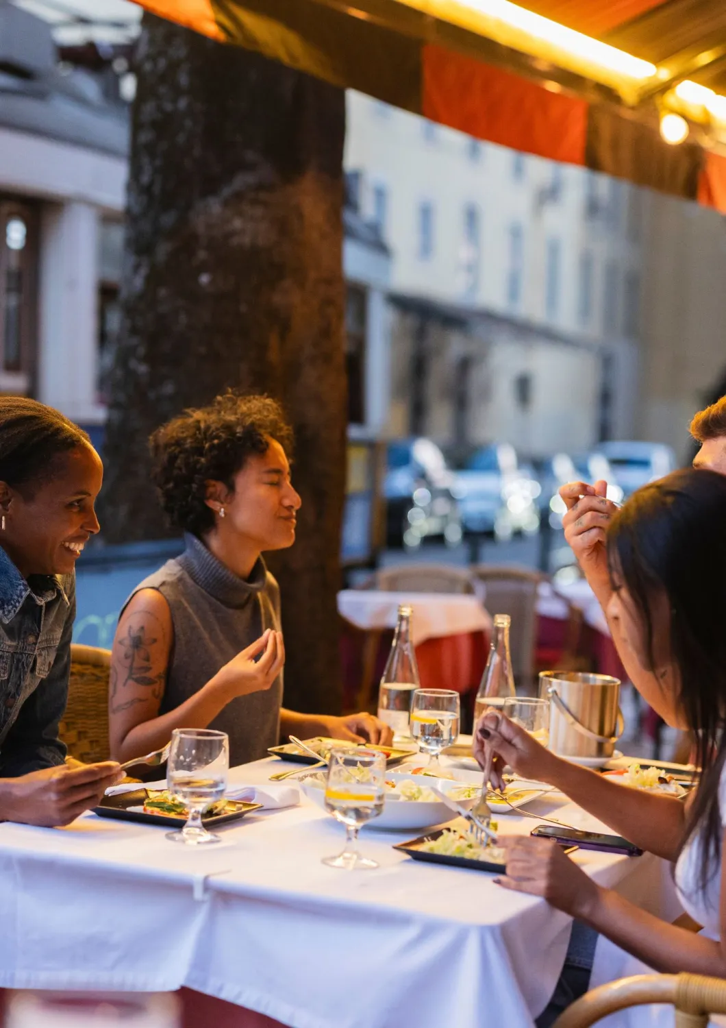 Brasileiros em uma experiência gastronômica em um restaurante português em Lisboa