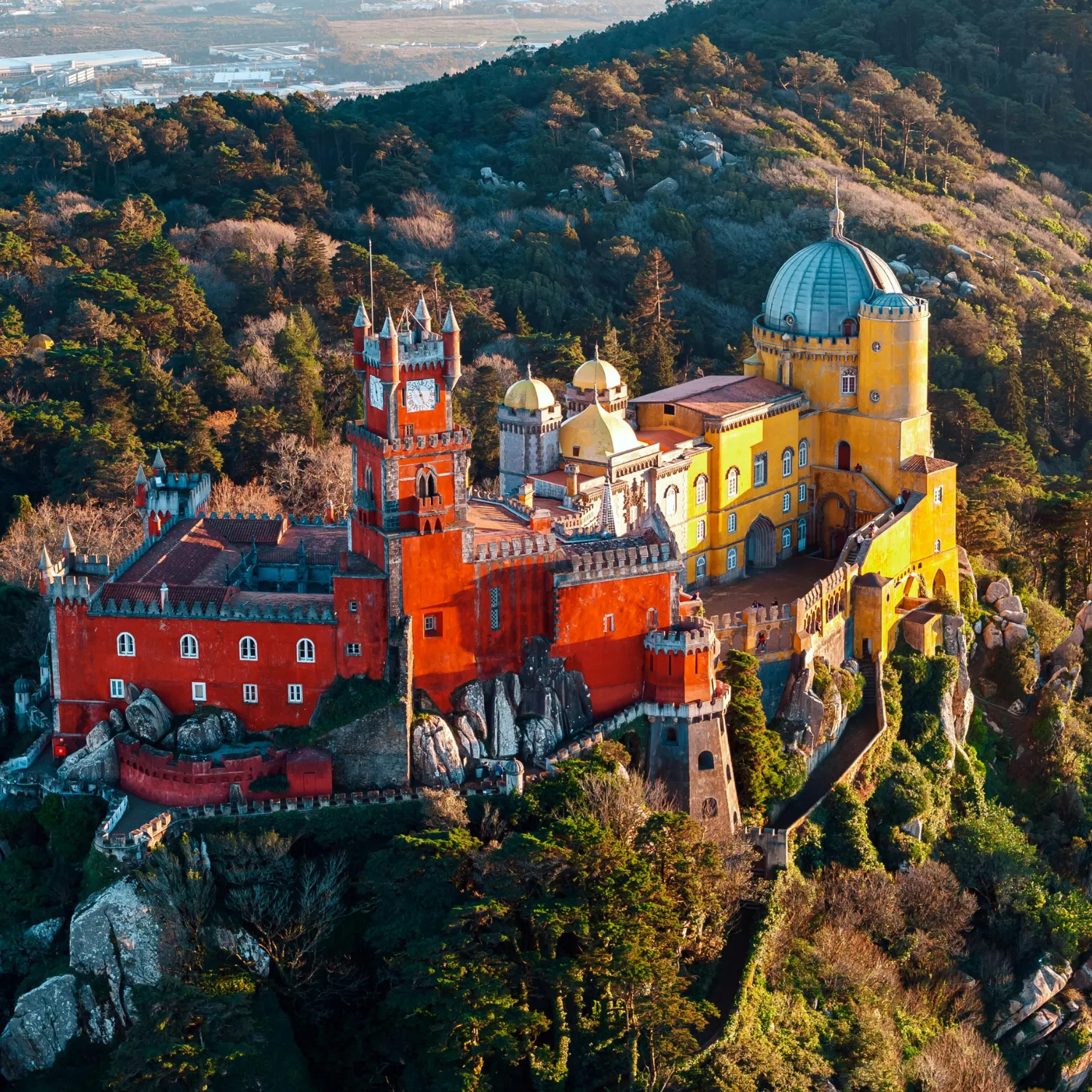 vista externa do castelo de Sintra em um passeio saindo de Lisboa