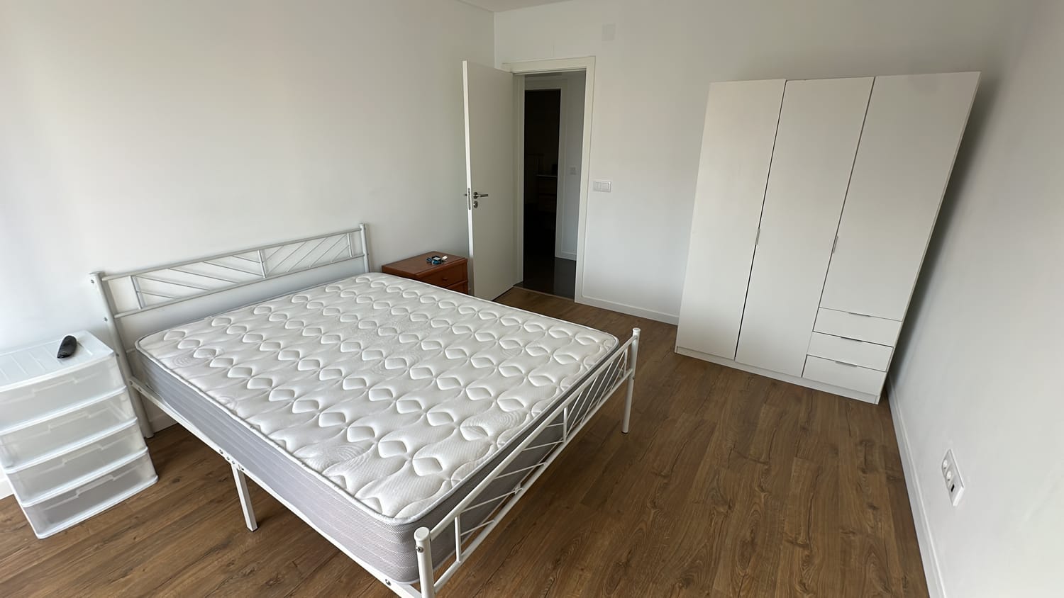 Quarto mobilado e com suite localizado em Sesimbra 