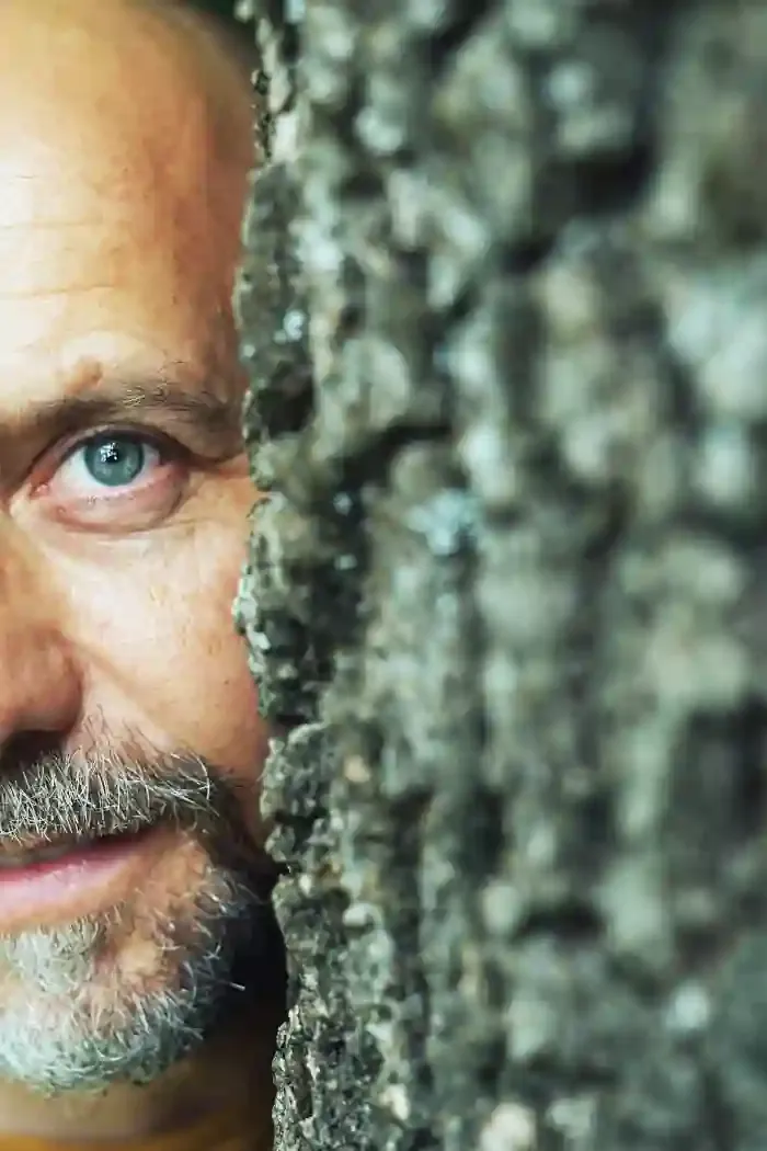 Laurent Winsback en accompagnement au pied d'un arbre en forêt