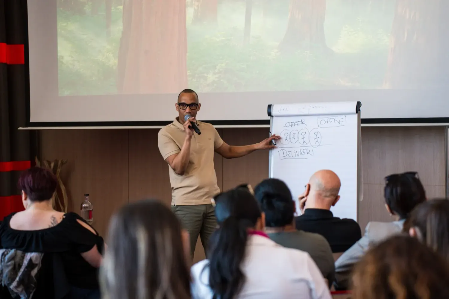 Aziz pendant une formation devant une audience