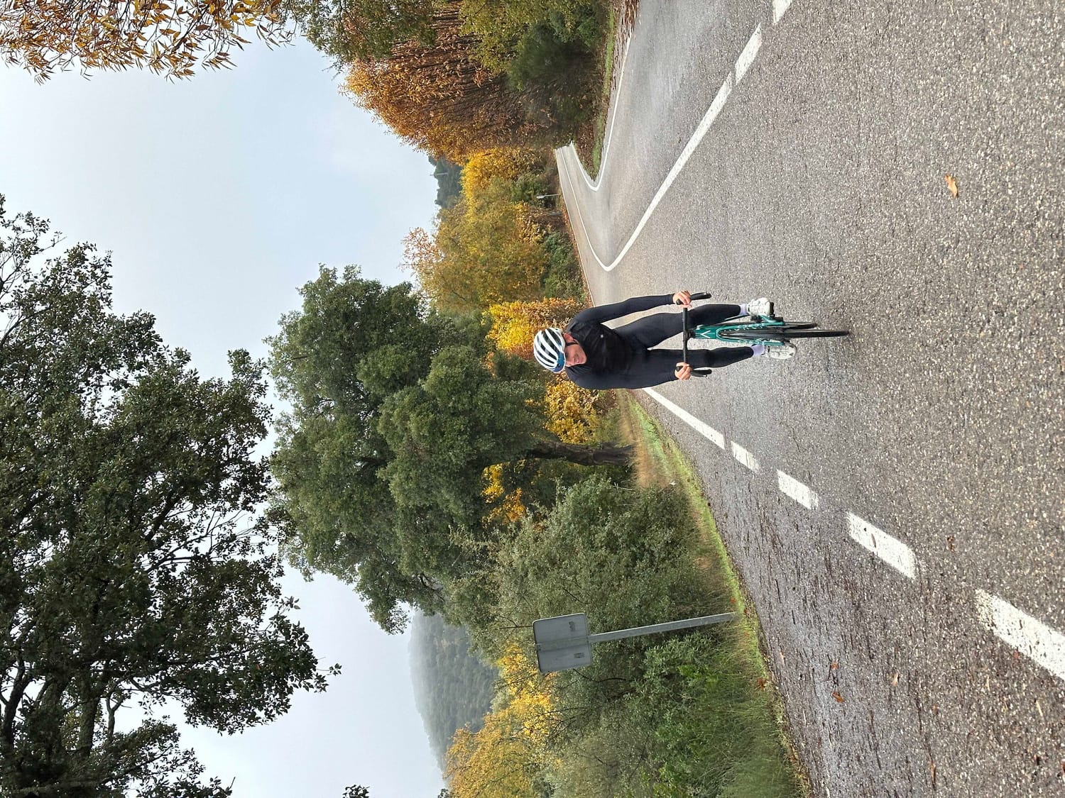 Daniel Parra subiendo en bici por una carretera de montaña