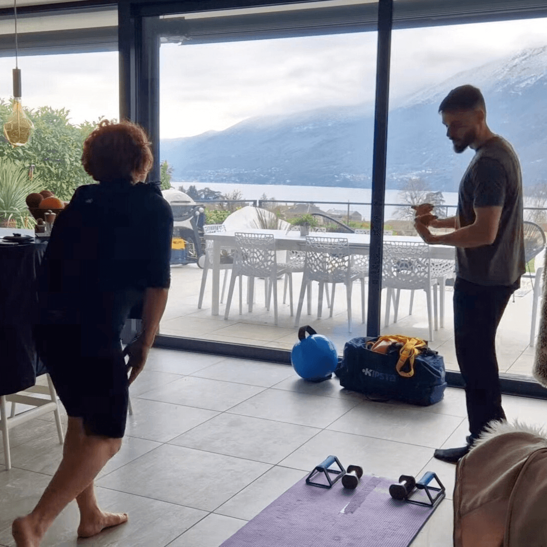 Julien Moulé et une cliente en coaching à domicile sur Brison-Saint-Innocent, vue sur le lac du Bourget.
