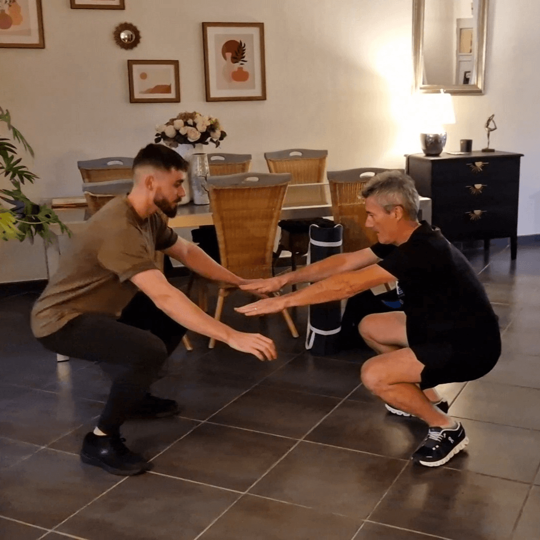 Julien Moulé et un client en coaching à domicile sur Aix-les-Bains, en démonstration d'un exercice de renforcement musculaire