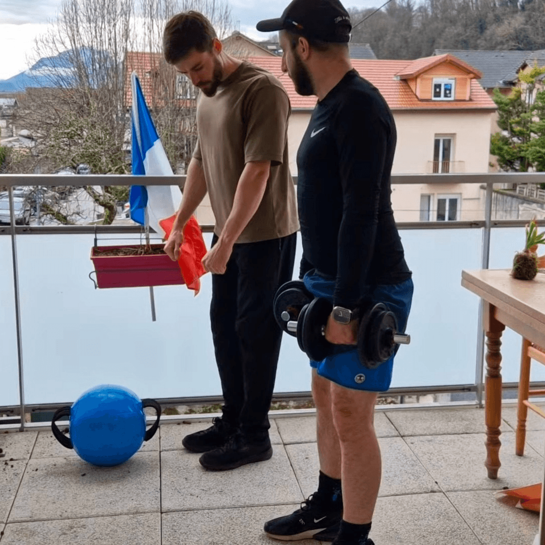 Julien Moulé et un client en coaching à domicile sur Aix-les-Bains, en démonstration d'un exercice de renforcement musculaire.