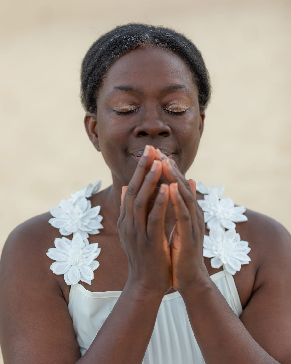 Femme en rituel de bien-être, centrée et connectée à son intériorité.