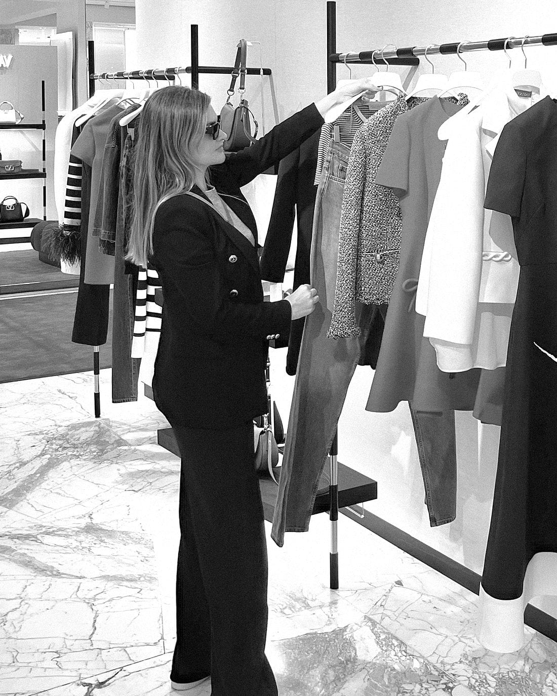 Laura Telayna leyendo un look
