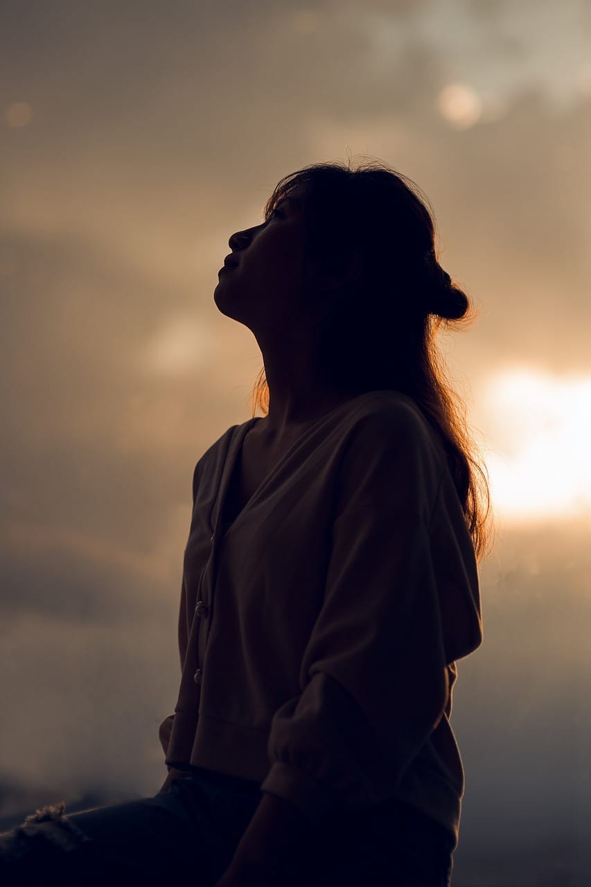 Vrouw reflecteert over haar leven en keuzes — mentale blokkades overwinnen en opnieuw richting kiezen