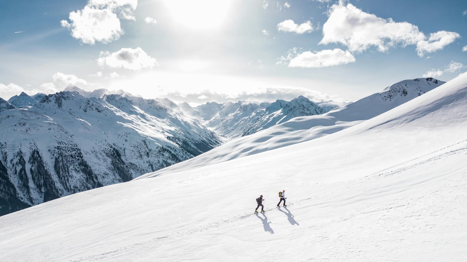 Personnes gravissant une montagne enneigée