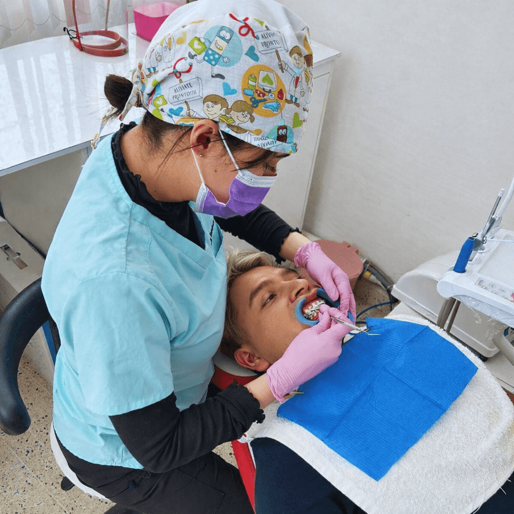 Dentista atendiendo a paciente en ProDent Texcoco