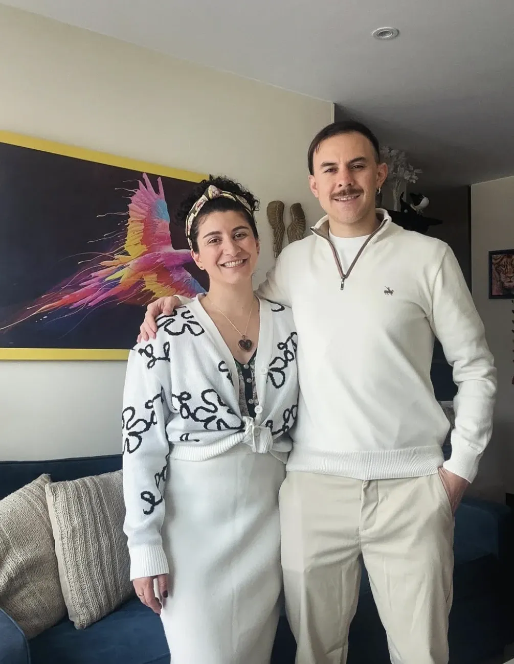 Alejandra Jaramillo y Daniel Donoso junto a una obra de un fénix