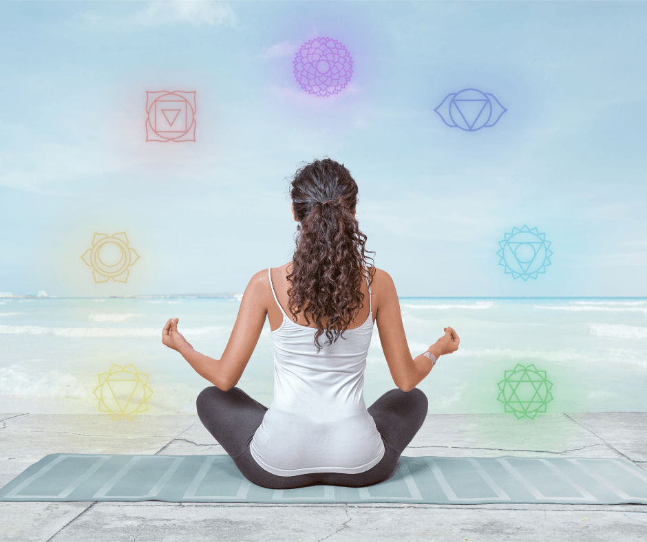 Image d'une femme en méditation pour rééquilibrer les 7 chakras