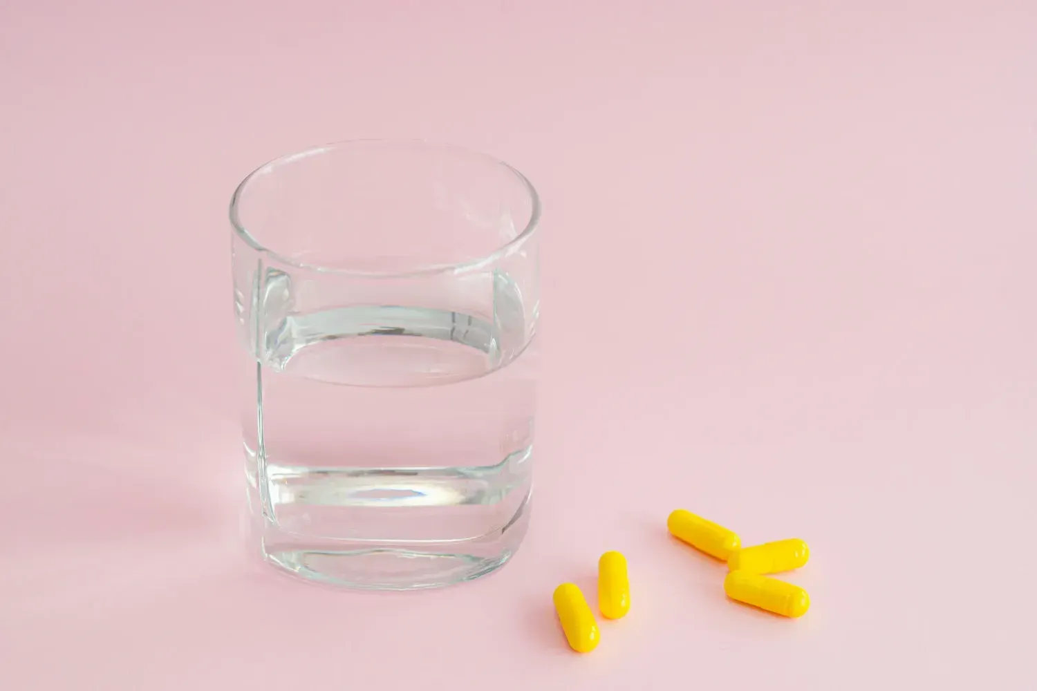 Les triptans ont clairement révolutionné le traitement de la migraine. Ils offrent un soulagement rapide et ciblé, là où les autres traitements échouent parfois.
Pour de nombreux migraineux, ils représentent une bouée de sauvetage, permettant de retrouver une vie normale, sans être constamment freinés par la douleur.
