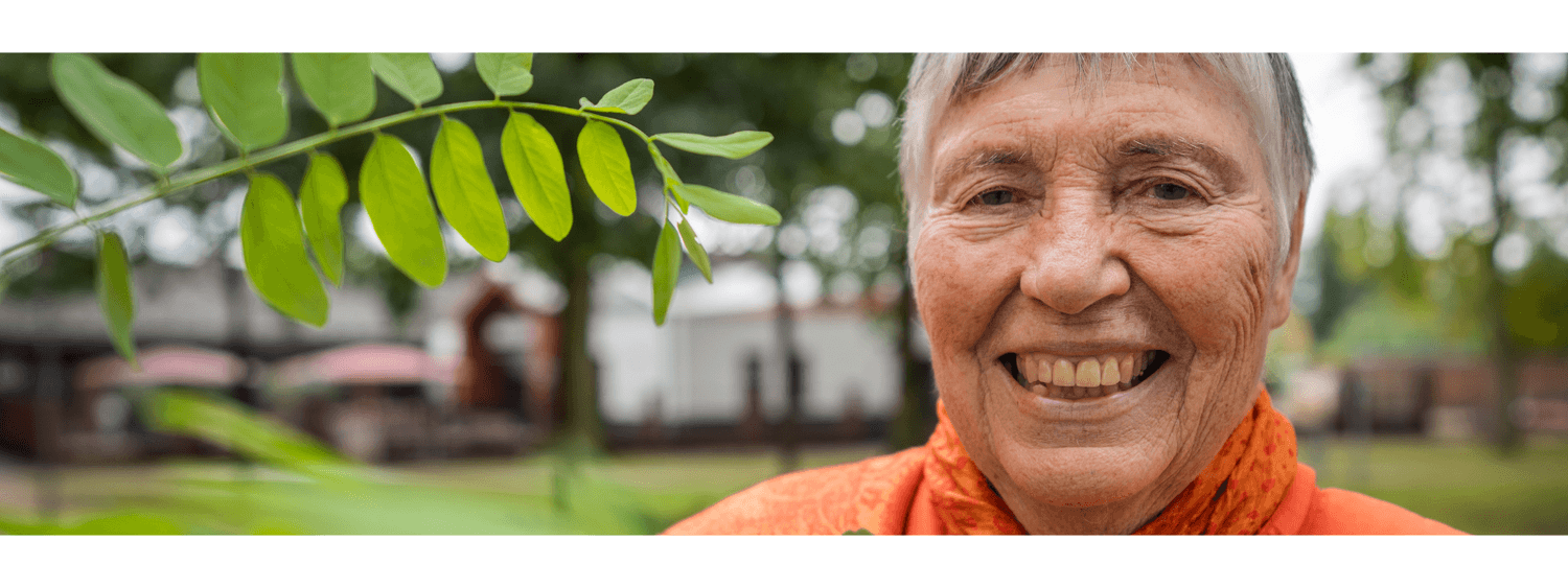 Sadhvi Shanti mit Blättern