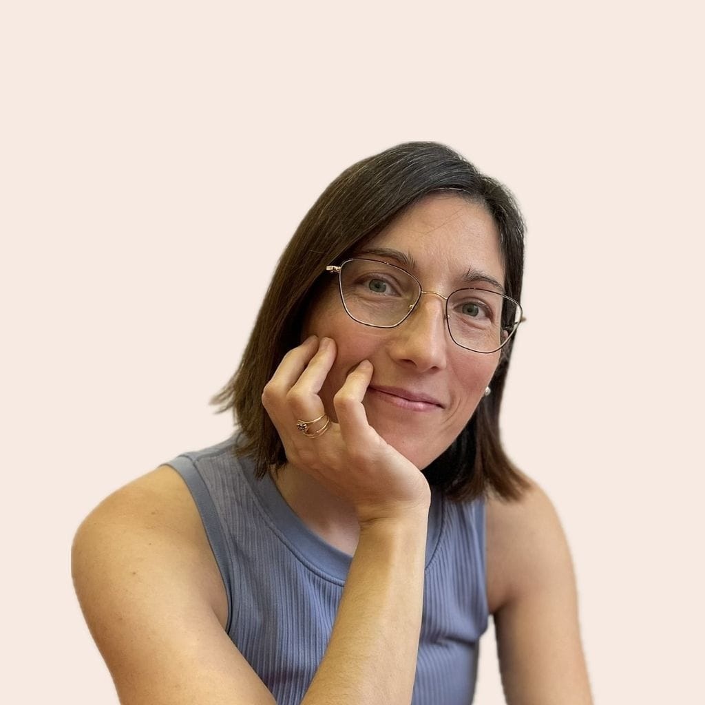 Inés presentándose y compartiendo su experiencia personal tras cuatro operaciones y su proceso de reconexión con el cuerpo a través del yoga.