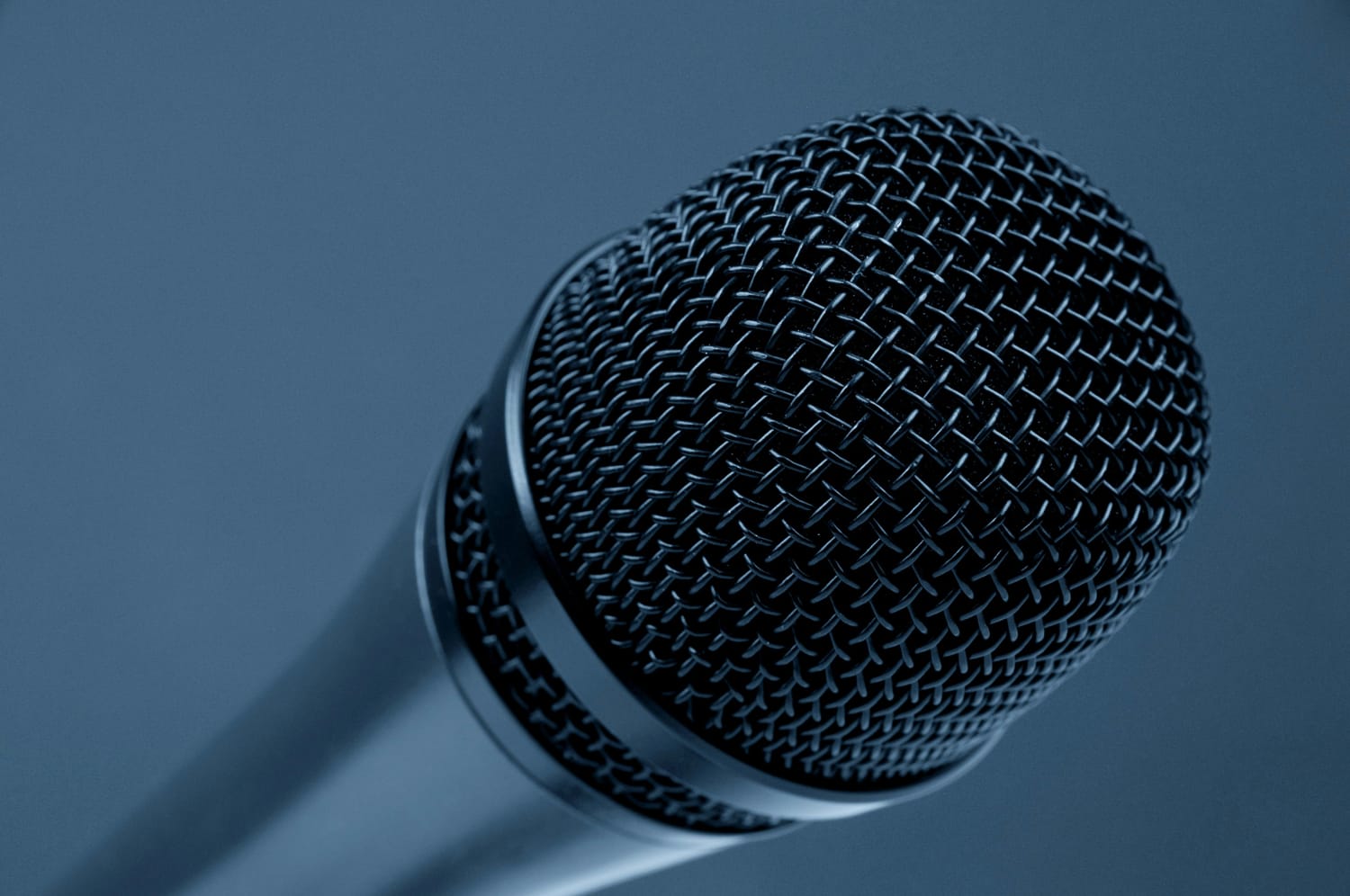 Photo de Pixabay: https://www.pexels.com/fr-fr/photo/photographie-en-gros-plan-d-un-microphone-a-condensateur-noir-et-gris-2235/