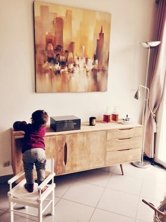 un jeune enfant qui grimpe sur une chaise