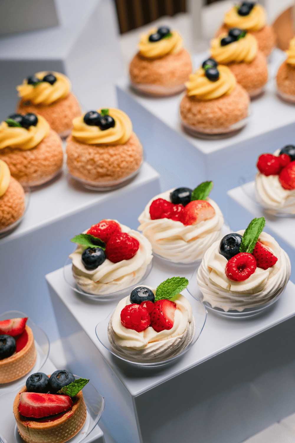 Mini pavlovas with fresh berries – Sweet Bite Tulsa