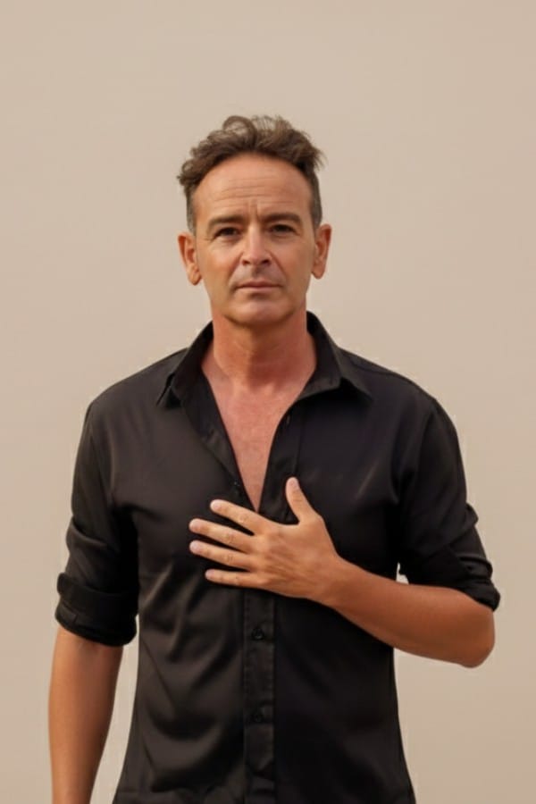 José Miguel Escribano señalando su corazón