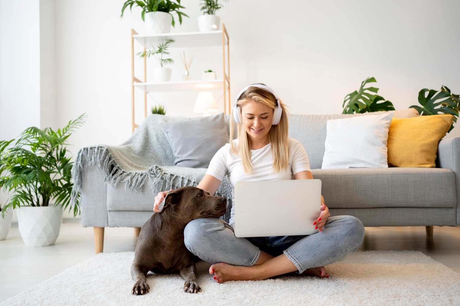 Afbeelding In de online cursus leer je, meisje met hond en laptop