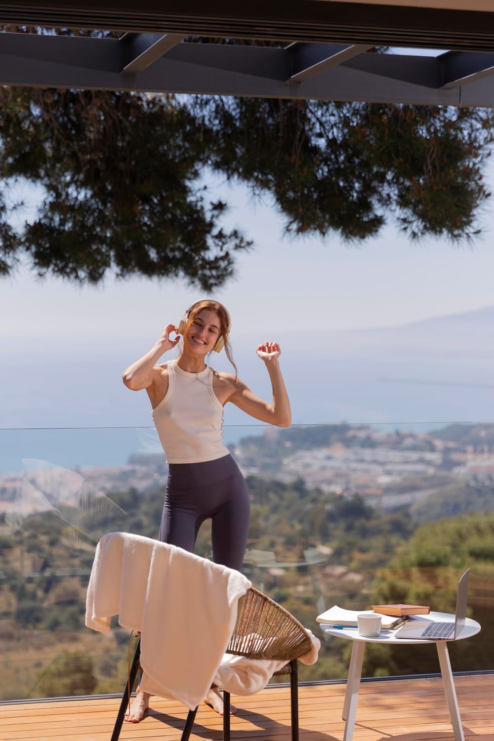 Afbeelding jonge vrouw die met koptelefoon op danst - Boost je business en energie in 3 sessies | Solevida