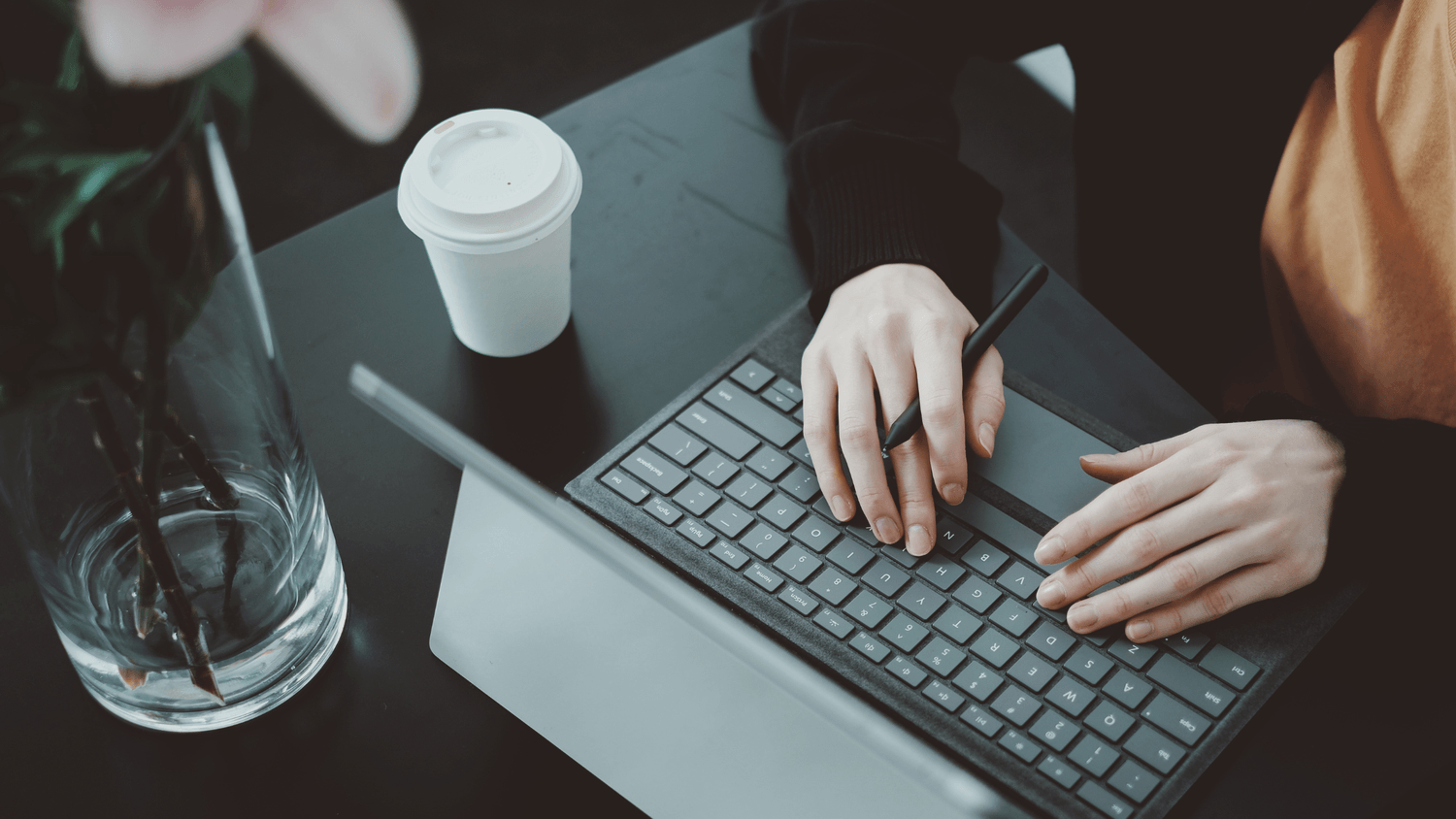 Frau im Home Office, die am Laptop an ihrem Online Business für das digitale Marketing arbeitet
