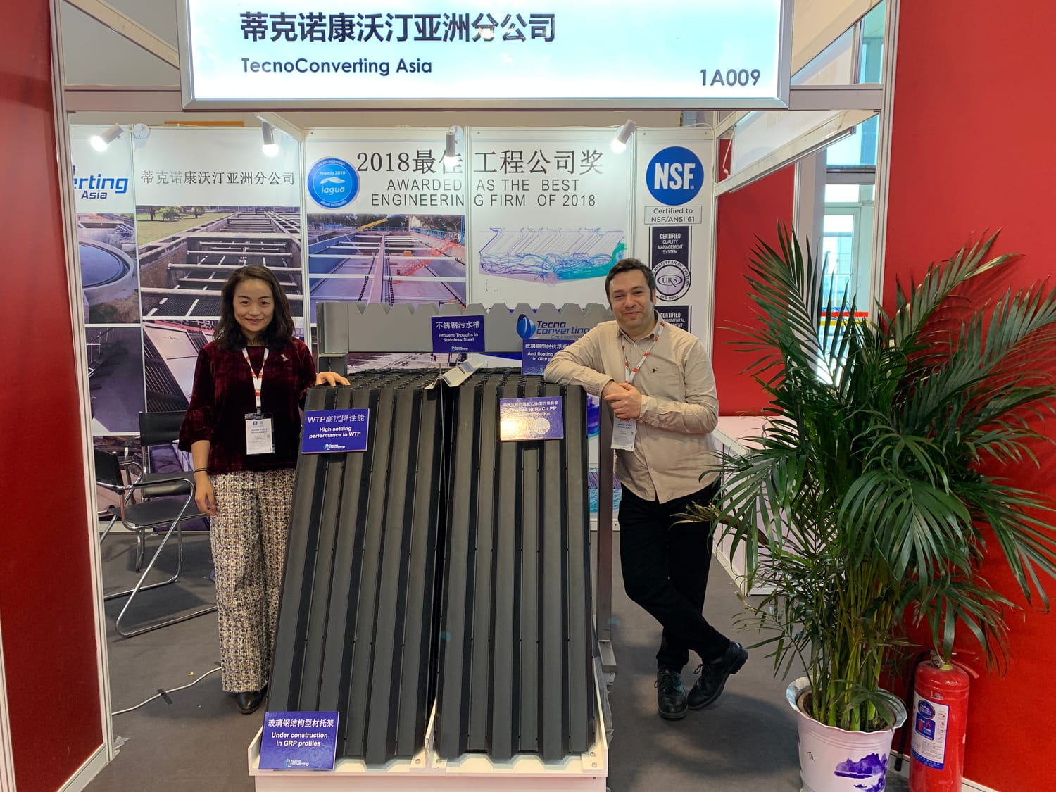 David y Yang representando a Tecnoconverting Asia en una feria internacional en Pekín