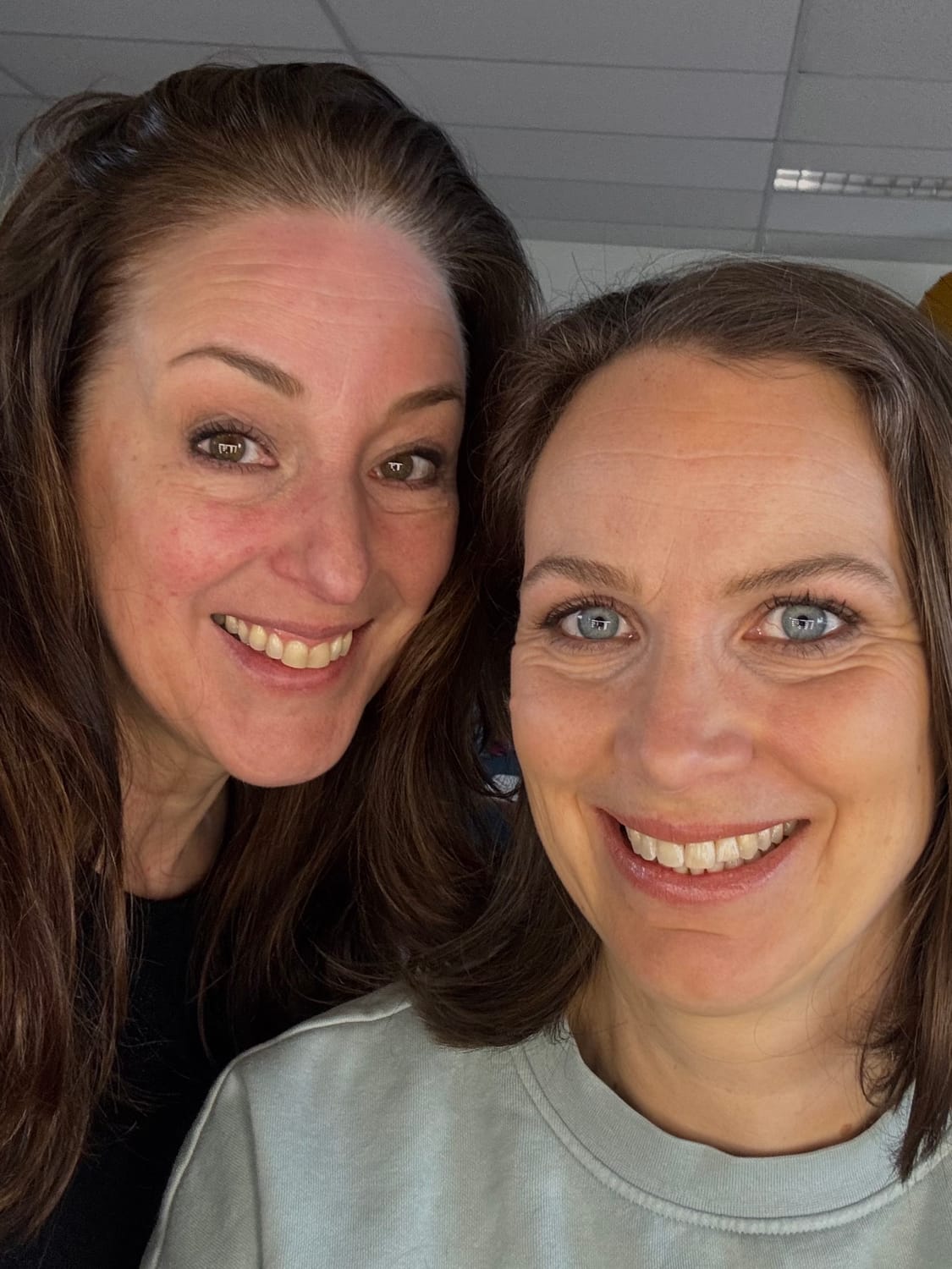 Marjolein Hermans samen met klant Saskia na een make‑uples. Blij en zelfverzekerd