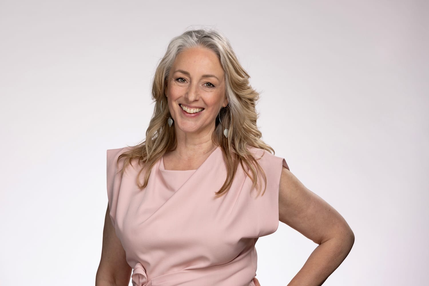 Marjolein Hermans, make‑up artist voor vrouwen 40+, in haar studio in Hilversum