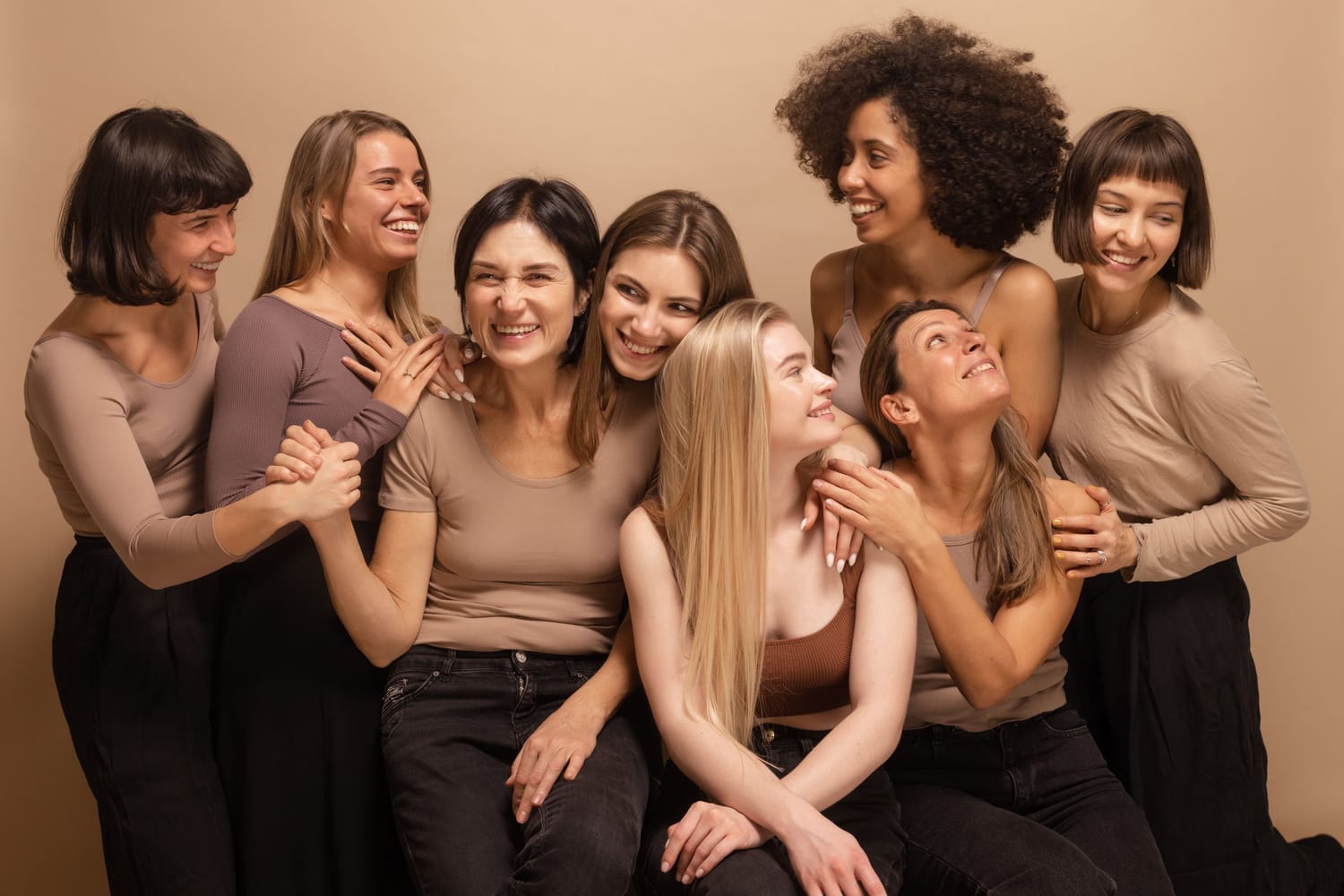 Photo de Céline Renou qui écoute un consultant lors d'un tirage de tarot