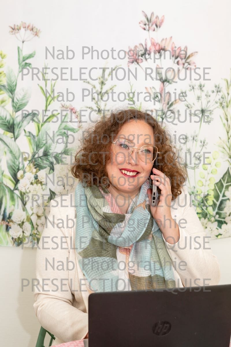 Photo d'une personne entrain de décrocher une téléphone