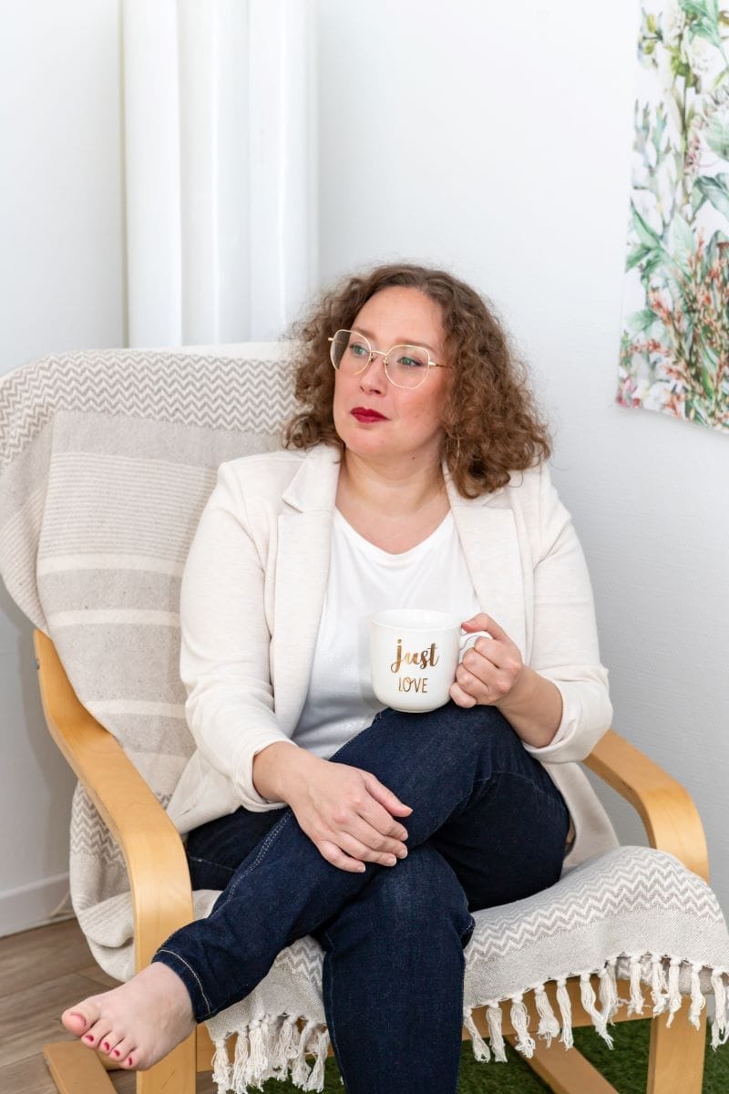 Photo de Céline Renou dans son cabinet de Colomiers avec une cliente