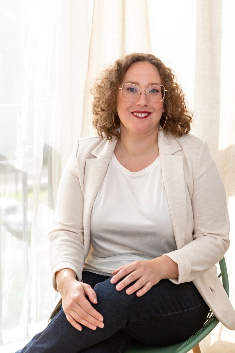 Céline Renou dans son cabinet de Colomiers