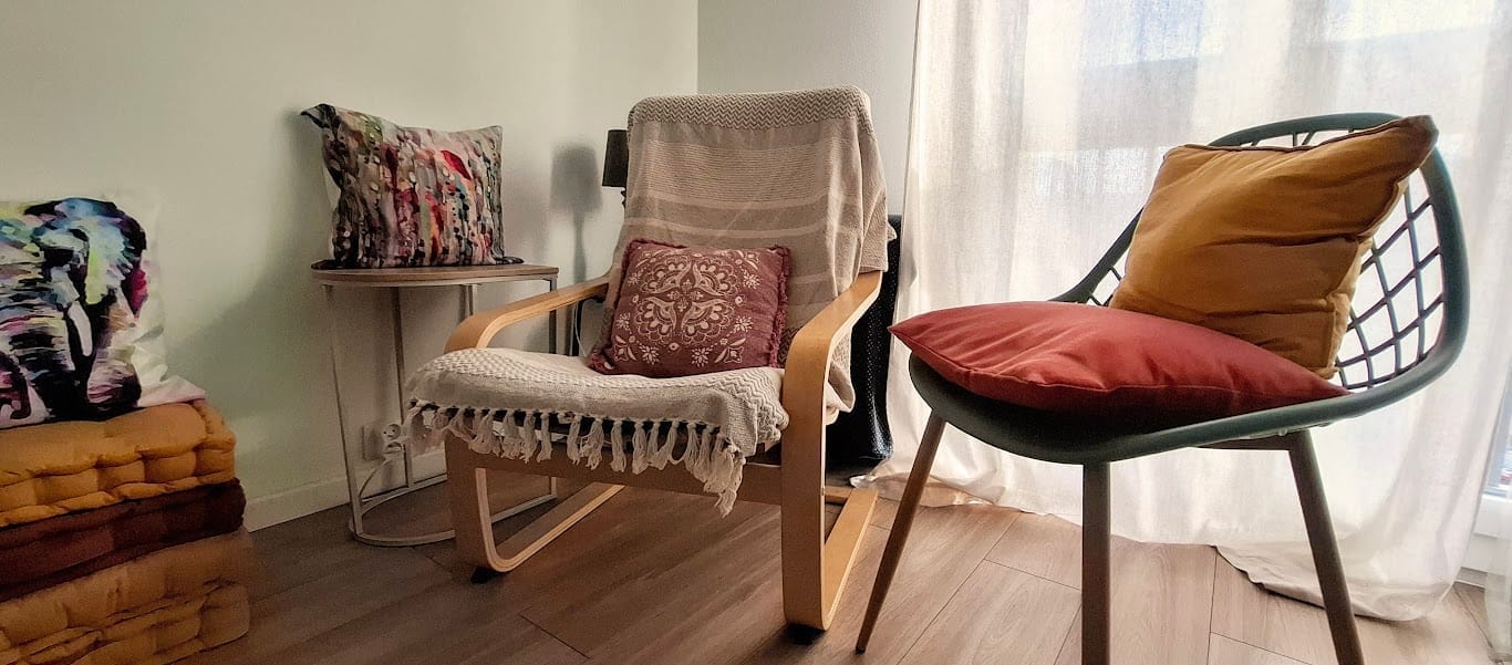 Photo de Céline Renou dans son cabinet de Colomiers avec une cliente