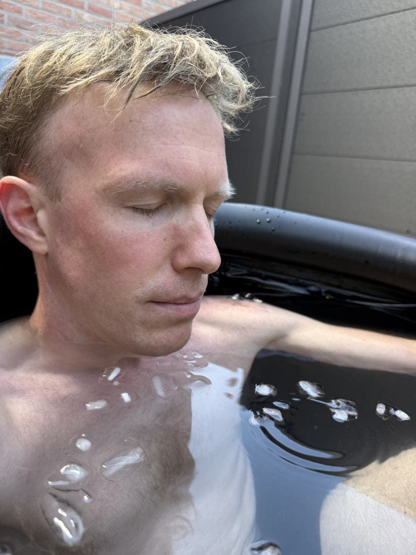 Arnaud en immersion dans son bain glacé à Aywaille