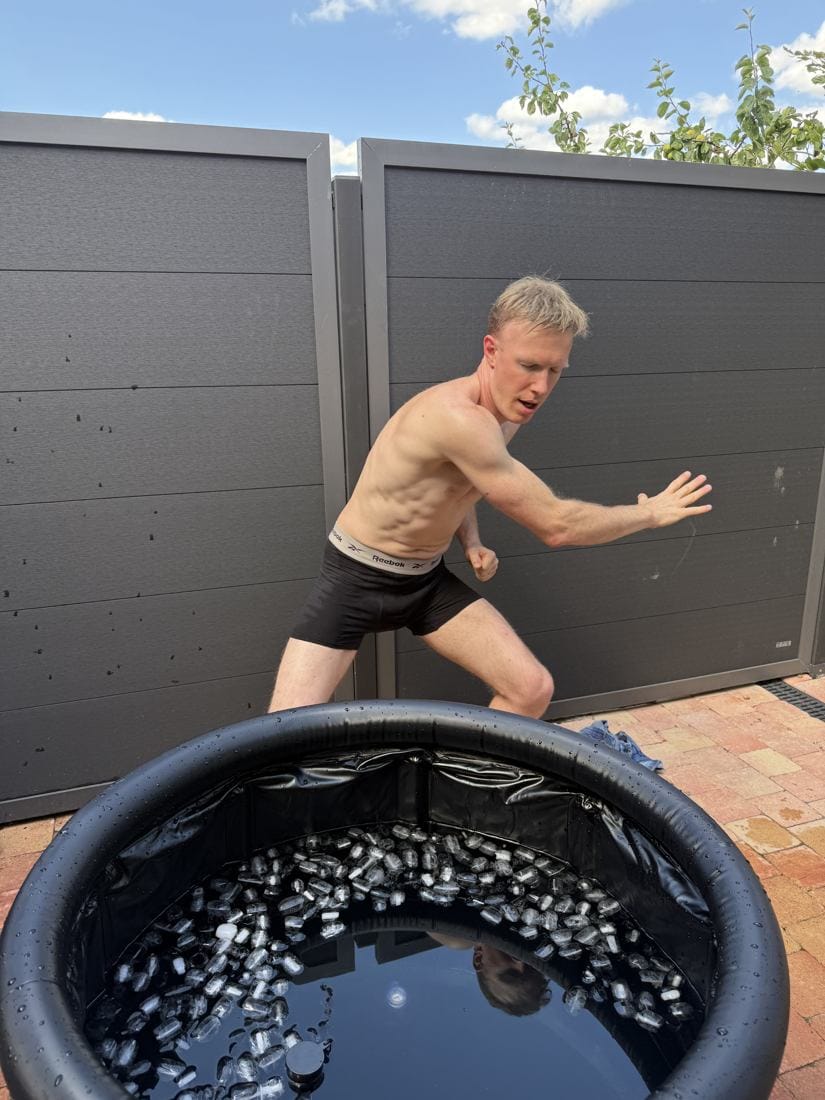 Arnaud en mouvement à côté du bain glacé, dans son espace extérieur