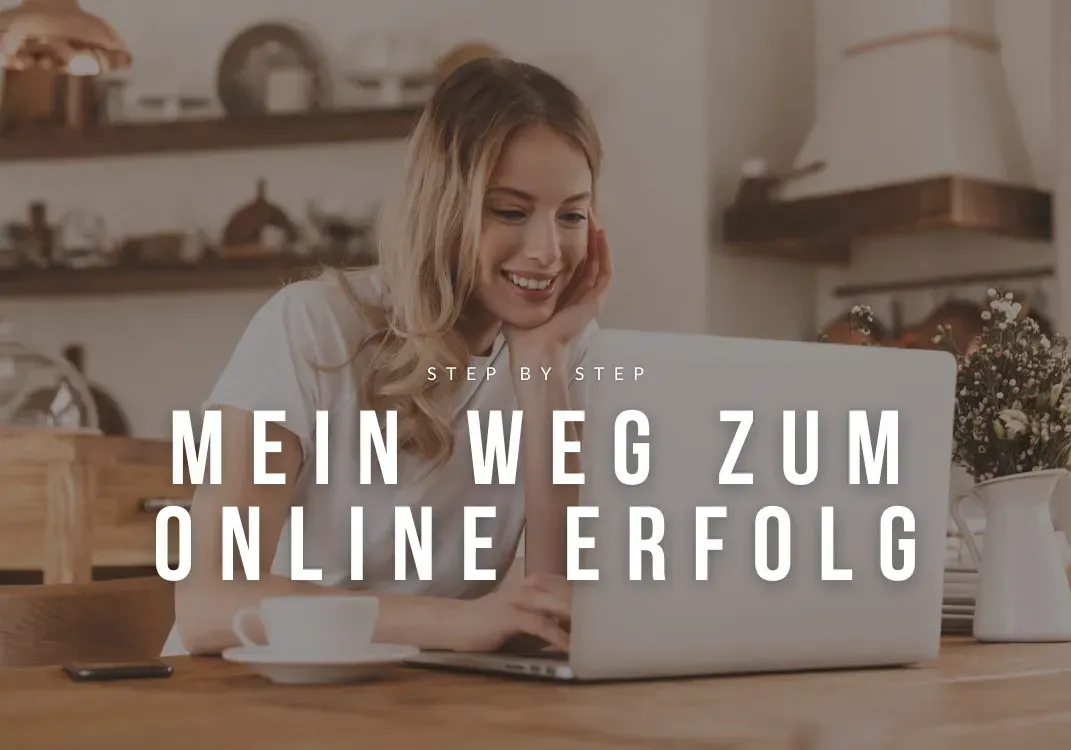 Frau arbeitet lächelnd an einem Laptop in gemütlicher Küche – Symbolbild für den Start eines Online-Business in der Elternzeit