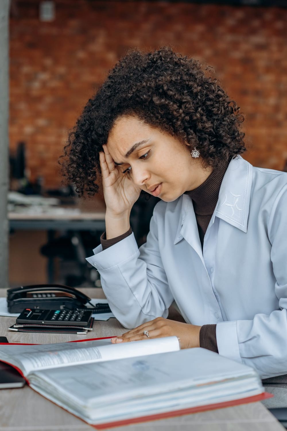 Femme fatiguée, la tête dans la main