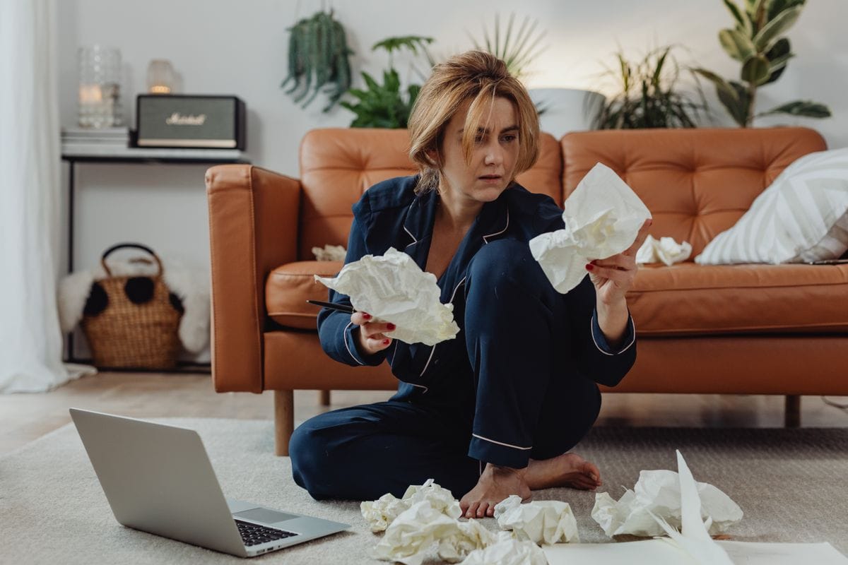 Femme débordée par tout ce qu’elle a à faire
